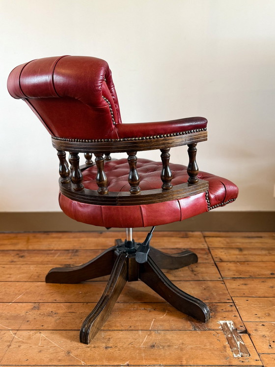 Image 1 of Silla de escritorio Chesterfield de cuero rojo con carácter atemporal