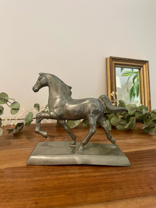 Estatua de caballo de estaño