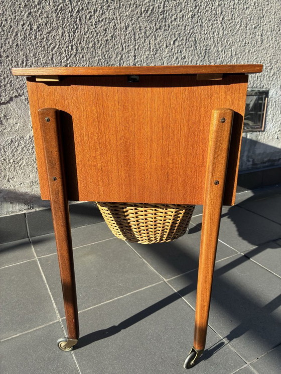 Tavolo da cucito danese in teak con cesto in vimini, anni '60, Tavolini, Legno, Marrone, 1960 (foto 5 di 7)