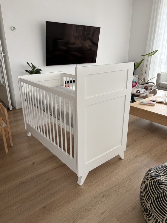 Image 1 of Culla per bambini dipinta a mano, bianca lucida