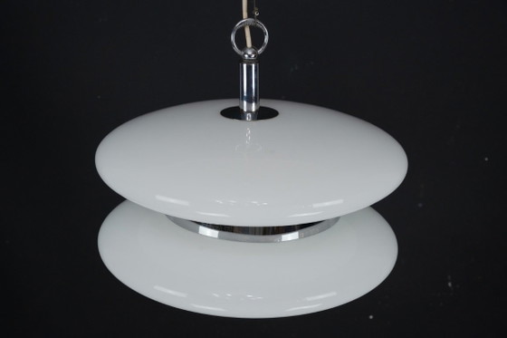 Image 1 of Grote kroonluchter van wit Murano-glas uit het midden van de 20e eeuw, vervaardigd door Vistosi. Jaren 70.