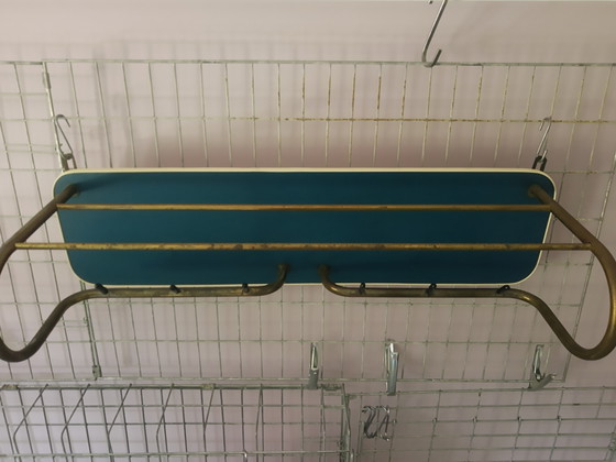 Image 1 of Porte-manteau mural original bleu pétrole des années 50, cadre tubulaire doré