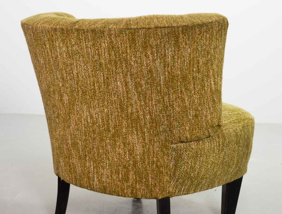 Image 1 of Fauteuil club de style hollandais avec tapisserie en laine moutarde et pieds en chêne massif. Pays-Bas, années 1950.