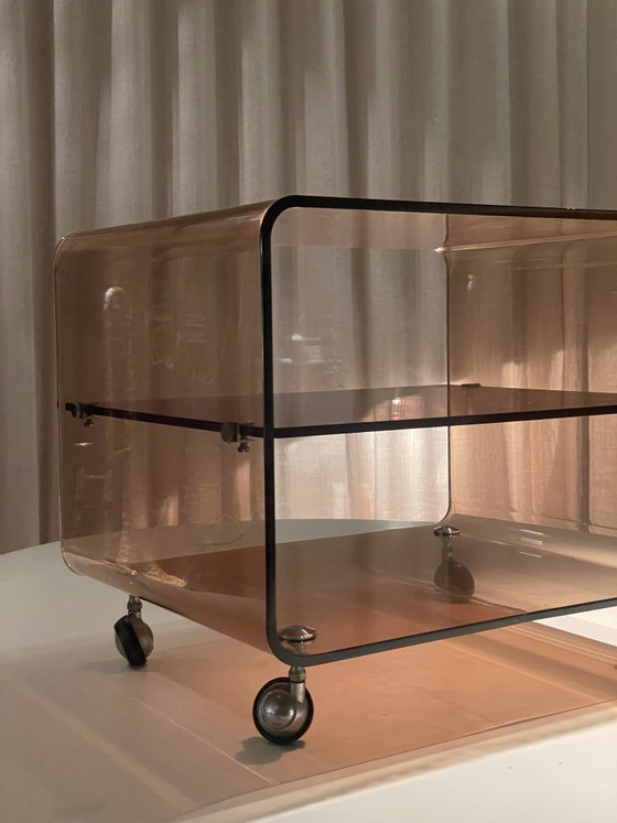 Carrello di servizio vintage in plexiglas color marrone fumo – Michel Dumas per Roche Bobois, anni '70 (photo 7 of 11)
