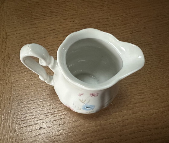 Image 1 of Pequeña lechera/cremera de porcelana con motivo de flores silvestres, siglo XX