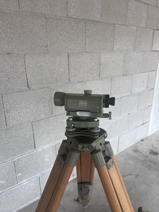Vintage Wild Heerbrugg N10-141341 – Spirit level + tripod + original case – decoratieve objecten, Metal, Wood (photo 2 of 14)