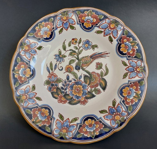 Un plato de pared policromado Royal Tichelaar Makkum pintado a mano de época.