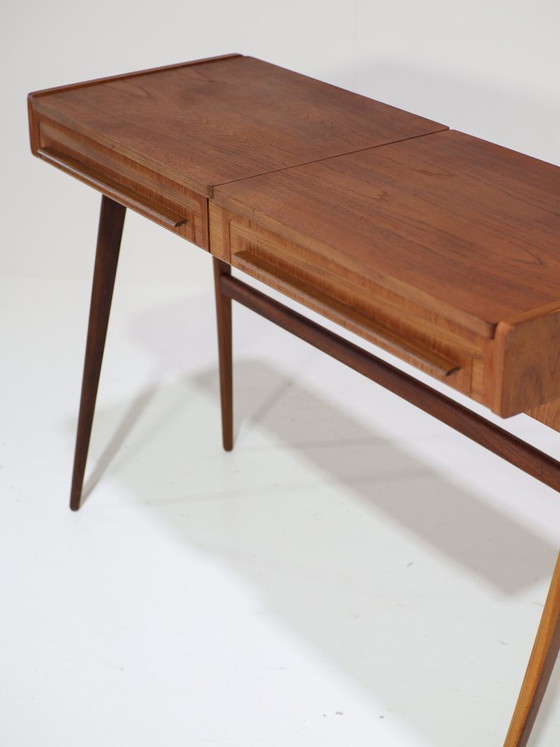 Image 1 of Tocador danés antiguo de teca de la década de 1960.