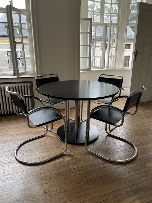 Zwarte tafel en 4 stoelen.