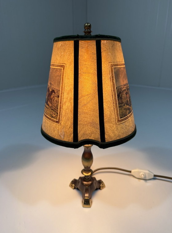 Lámpara de mesa de latón con pantalla con escena de caza, década de 1950. – Lámparas de mesa, Brass (photo 8 of 17)