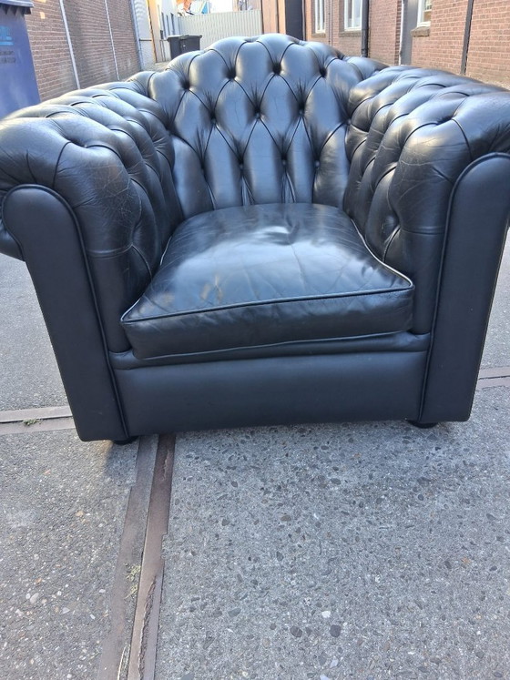 Conjunto de sofás Chesterfield de cuero negro 3+2+1, fabricado en Inglaterra. – Salvale Design (photo 8 of 12)
