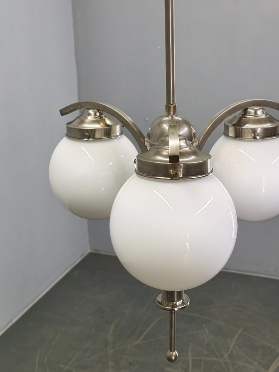 Image 1 of Art Deco kroonluchter uit de jaren 30 van nikkel met opaalglazen bollen.