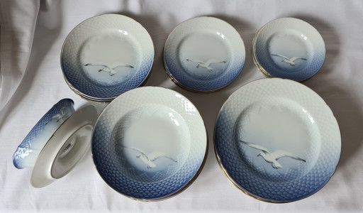 Bing & Grøndahl “Gaviota con borde dorado” (Blå Måsen) – Juego de porcelana de 20 piezas, años 50/80 En (photo 2 of 15)