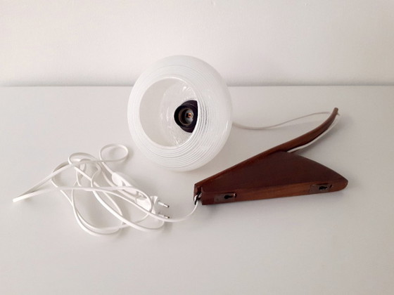 Image 1 of Vintage houten wandlampje met glazen kapje, hengel-model, mcm houten wandlamp met deels gematteerd, deels gesuikerd glazen lampe