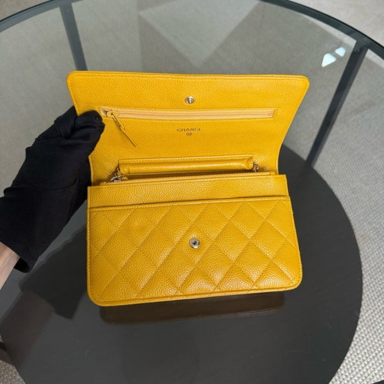Image 1 of Portafoglio Chanel con catena WOC - Serie 25 in pelle trapuntata color giallo caviale