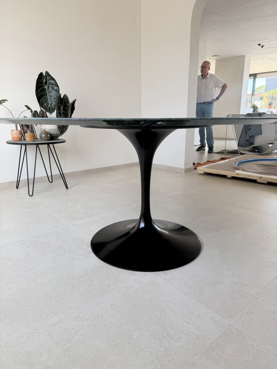 Originele Alpe Verdi Knoll Tulip Eettafel 137 Rond Nieuwstaat!! Eero Saarinen Wit/Zwarte Poot – Marble (photo 3 of 15)