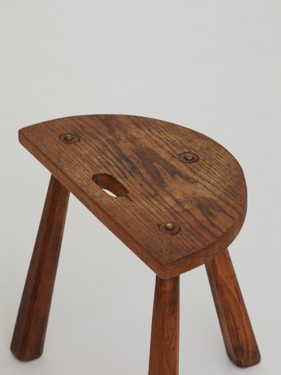 Image 1 of 2 vintage massief houten halfronde driepootkrukjes, circa 1950