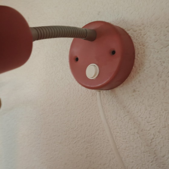 Image 1 of Lampe col de cygne rouge vintage IKEA Postmoderne – Applique ou lampe de table – Design scandinave années 90