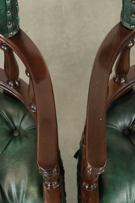 Image 1 of 2 sillas de escritorio/auxiliares Chesterfield de piel de vaca verde flameada al estilo inglés.