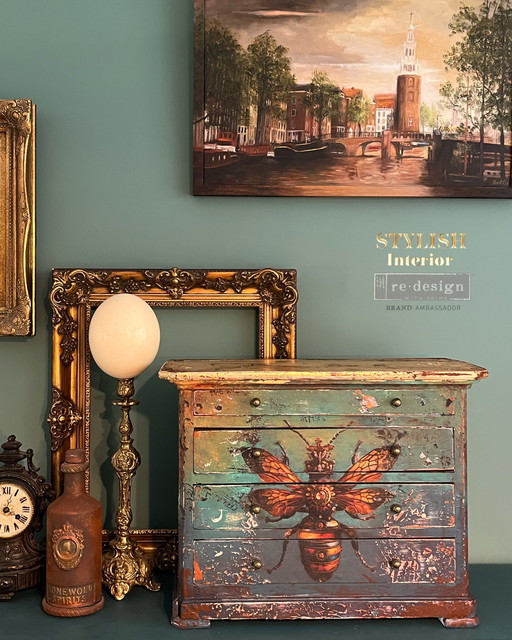Antique chest of drawers
