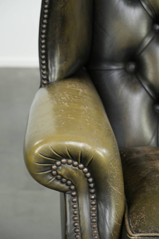 Stoere vintage rundleren chesterfield oorfauteuil in een tijdloze groene kleur – Leather (photo 10 of 13)