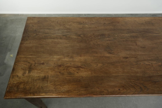 Beautiful French farmhouse dining table from early/mid-19th century, solid oak with 2 drawers – Wood (photo 7 of 12)
