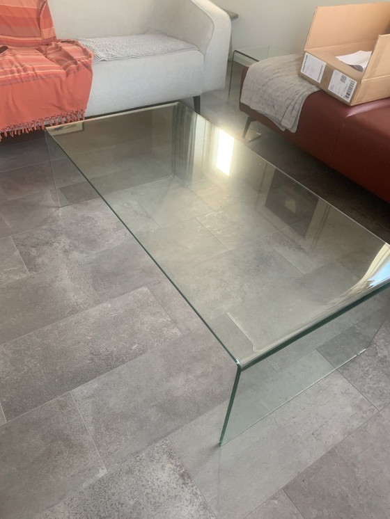 Image 1 of Table basse en verre robuste