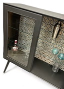 Vetrina in stile Mid-Century Modern, grigia con dettagli dorati |