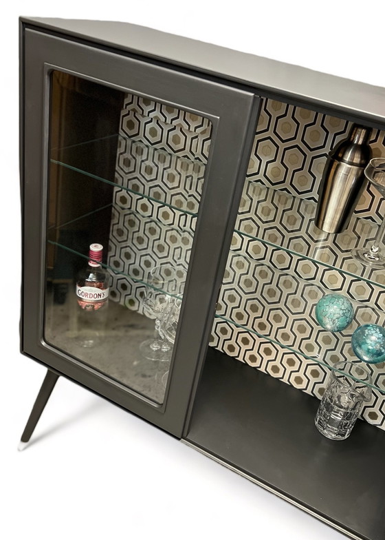 Image 1 of Mid Century Modern vitrinekast in grijs met goud | The Vintage Vibe