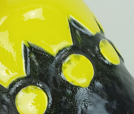 Image 1 of 1960s 70s jasba keramik vase model 1701 17 motif géométrique en relief jaune et noir