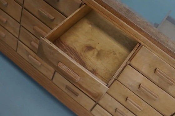 Image 1 of Antieke Britse haberdashery kast / winkeltoonbank in esdoorn en eikenhout, 1920/30s