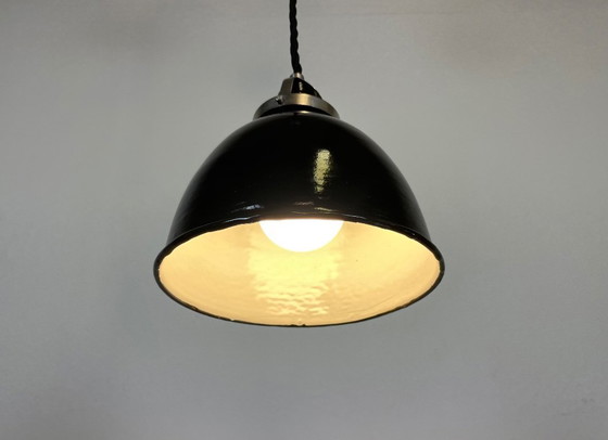 Image 1 of Kleine industriële hanglamp van zwart emaille, jaren 50