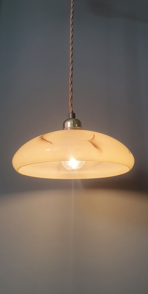 Image 1 of Lampada a sospensione vintage in vetro opalino effetto marmo, in stile Art Déco.