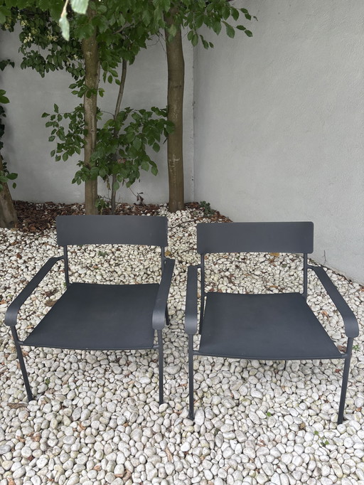 2 poignées de salon Serax August en bois de cèdre