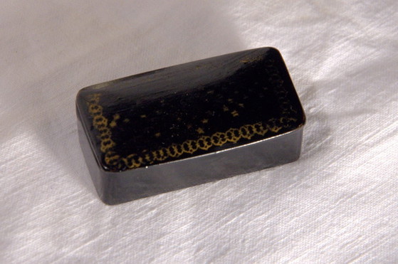 Tabatière ancienne en carton bouilli, noire et dorée, style Napoléon III, 6x3cm – Objets déco, Paper (photo 3 of 5)