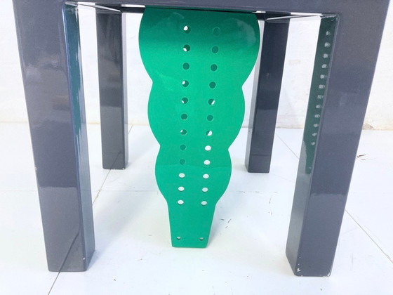 Image 1 of Mesa de comedor redonda estilo Memphis, de metal y cristal, diseño de los años 80/90.