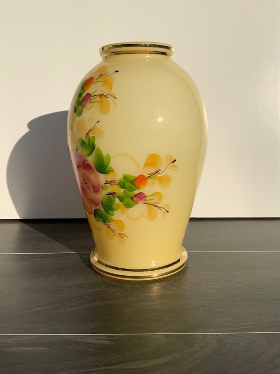 Image 1 of Grande vaso in opalino di uranio, decoro floreale Art Nouveau. Boemia