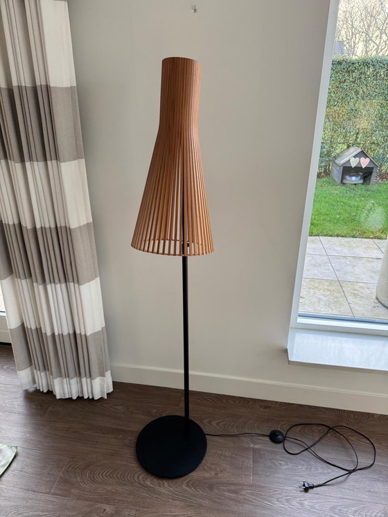 Image 1 of Lampada Secto Staande nera notenhout 