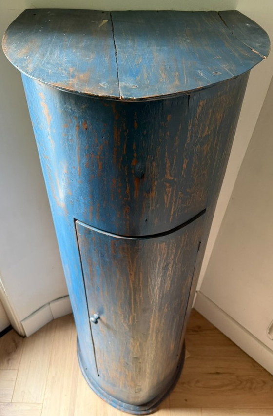 Antique Bow-Front Corner Cabinet in Original Blue Paint, 18th/19th Century – Kasten, Wood (photo 13 of 16)