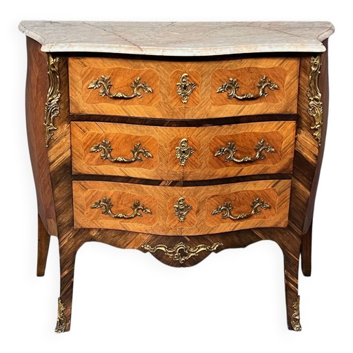 Commode in Lodewijk XV-stijl met palissanderfineer, verguld bronzen beslag en marmeren blad. – ladekasten, Marble, Wood
