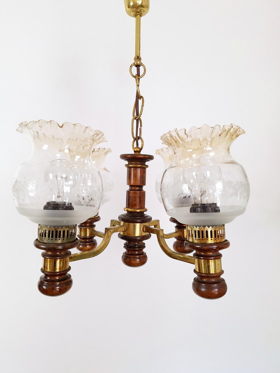 Image 1 of Lustre Vintage en bois et laiton avec quatre bras, abat-jour décoratifs en verre, élégante suspension pour le salon