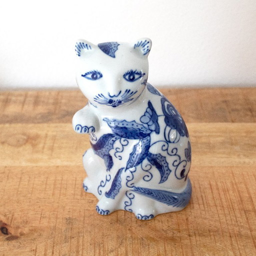 Statuetta vintage di gatto in porcellana: gatto portafortuna in stile Chinoiserie dipinto a mano in blu e bianco.