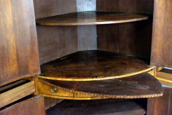 Image 1 of Prachtige 18de eeuwse hoekkast in mahoniehout 