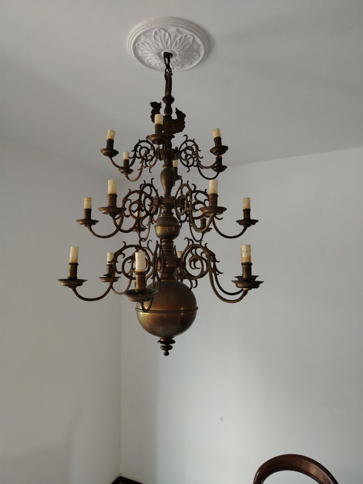 Lampadario imponente in ottone massiccio fuso, stile barocco fiammingo-olandese, a 18 luci – 30 kg