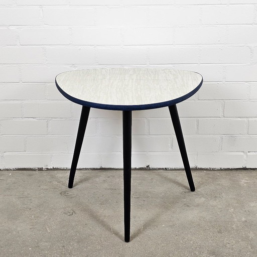 Tavolino da caffè vintage anni '50 con piano in formica e bordo blu