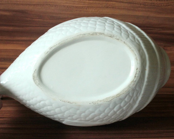 Image 1 of Sopera grande de cerámica blanca en forma de pez con tapa