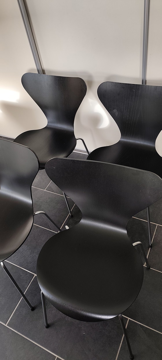 Image 1 of 4 chaises Butterfly d'Arne Jacobsen, modèle 3107, noir azur
