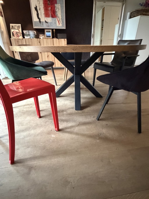 Eettafel licht eikenhout met stalen onderstel 