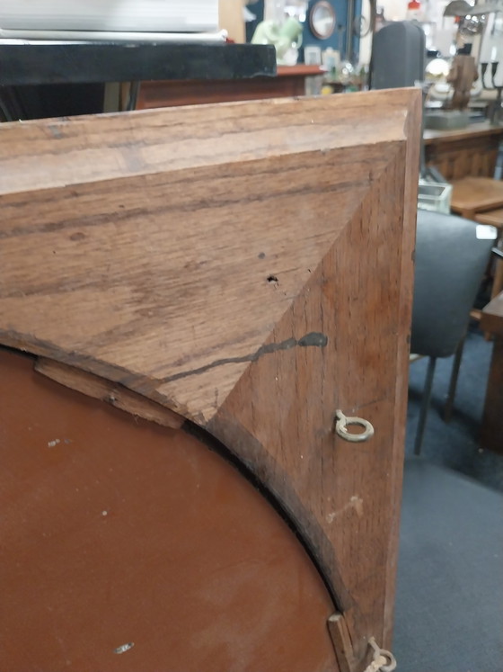 Image 1 of 1 specchio ovale anni '50 con cornice in noce, 97 x 67 cm.