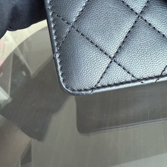 Image 1 of Sac Chanel Mini Flap Chic en agneau perlé noir, finitions dorées, série 28